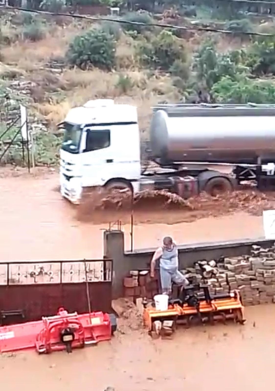 Bursa’da şiddetli yağış dereleri taşırdı