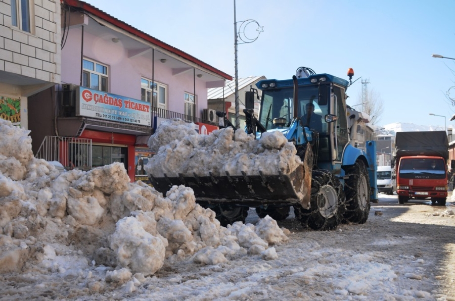 BEYTÜŞŞEBAP’TA BİNLERCE TON KAR TAŞINDI