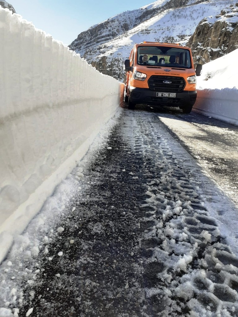 Şırnak'ta kardan kapanan köy yolları ulaşıma açıldı