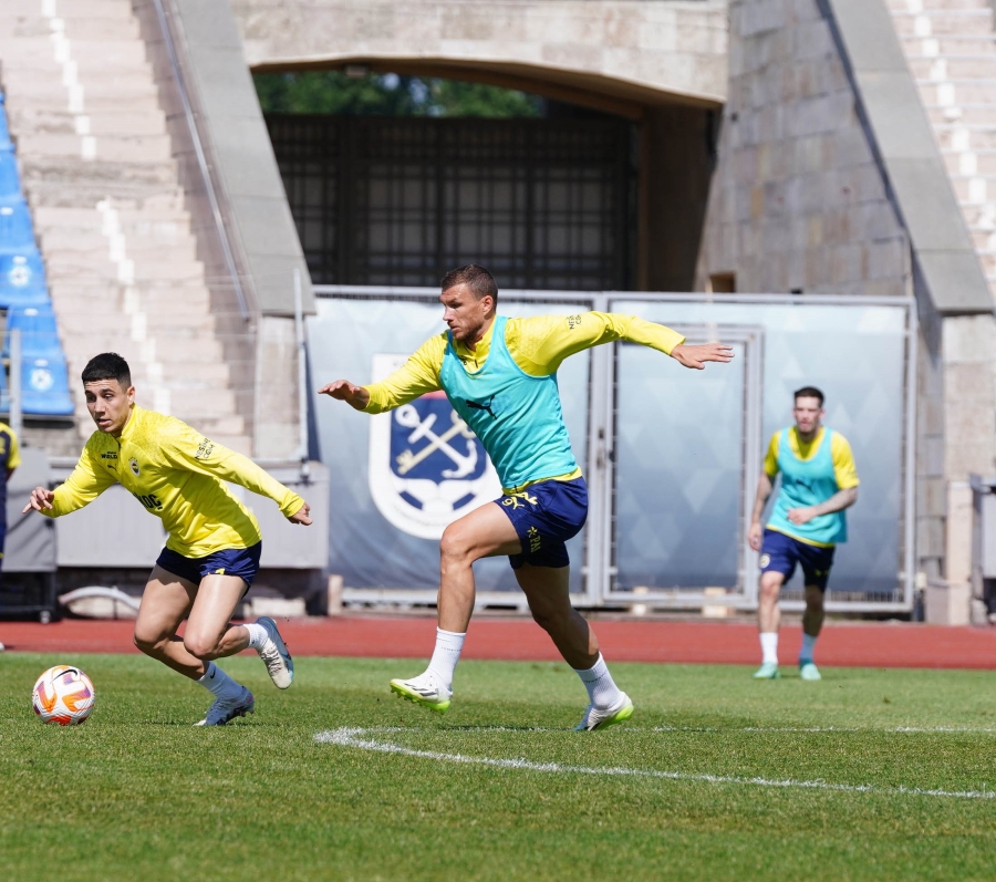 Fenerbahçe, dar alanda pas çalıştı