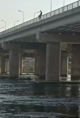 Metrelerce yüksekten Dicle Nehri'ne atlayan çocuklar yürekleri ağza getirdi