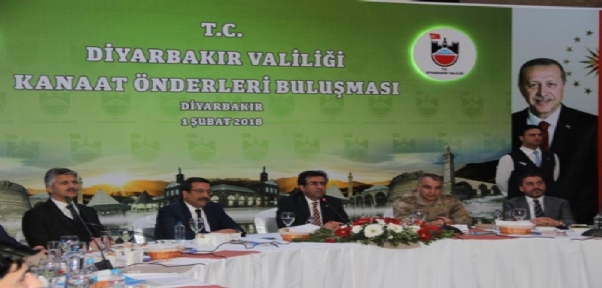 DİYARBAKIR VALİSİ GÜZELOĞLU, KANAAT ÖNDERLERİYLE BİR ARAYA GELDİ