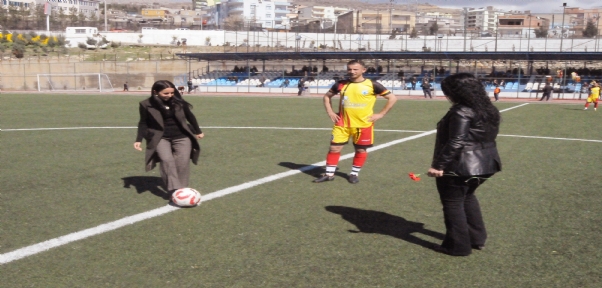 ŞIRNAK`TA KADINLAR İLK KEZ STADYUMDA MAÇ İZLEDİ