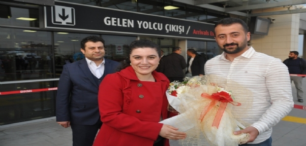 YILIN DOKTORUNA ŞIRNAK HAVALİMANINDA ÇİÇEKLİ KARŞILAMA