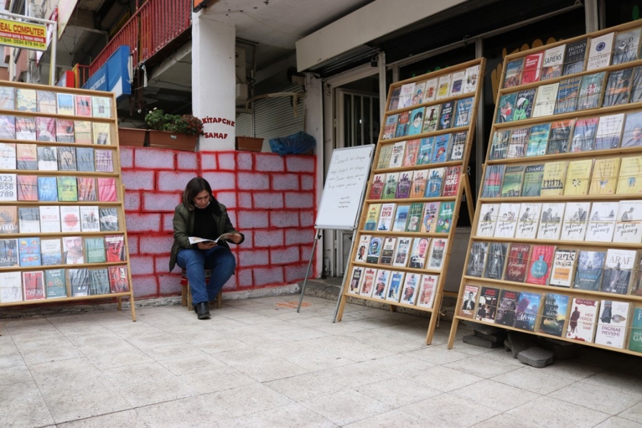 Diyarbakır’da kadın girişimci kıraathane ve tekel bayilerin arasında sahaf dükkanı açtı