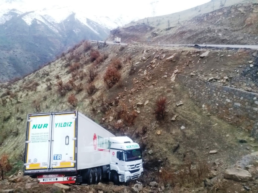 Şırnak’ta tır şarampole yuvarlandı