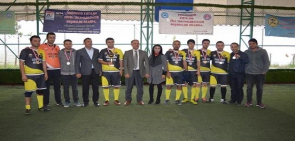 ŞIRNAK`TA HALI SAHA FUTBOL TURNUVASI KUPA TÖRENİYLE SON BULDU