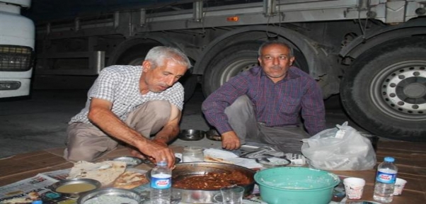 ŞOFÖRLER HABUR SINIR KAPISINDA İFTARLARINI AÇTI