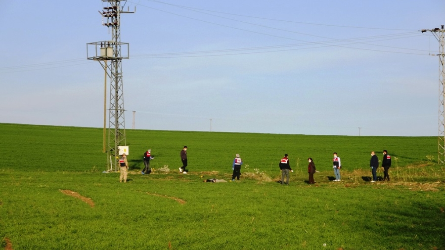 Hırsızlık için çıktığı elektrik direğinde akıma kapılarak öldü