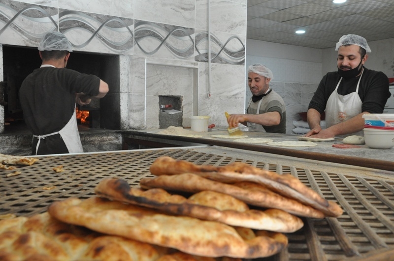 SICAK EKMEK KOKUSUNUN ARDINDAN KİTAP VE ÇAY MOLASI