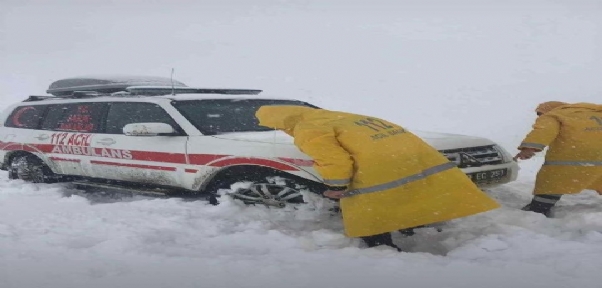 Beytüşşebap`ta ambulans kar nedeniyle mahsur kaldı