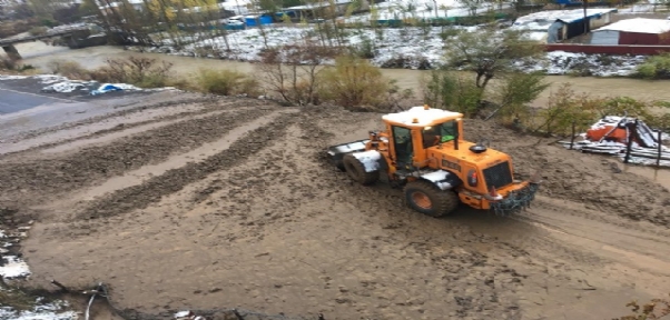 Kar sonrasında oluşan sel, karayolunu ulaşıma kapattı