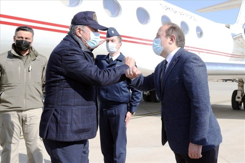 Bakan Akar ve komutanlar sınır hattında