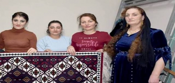 Şırnaklı 61 Yaşındaki Kadın 50 Yıldır Kilim Dokuyor