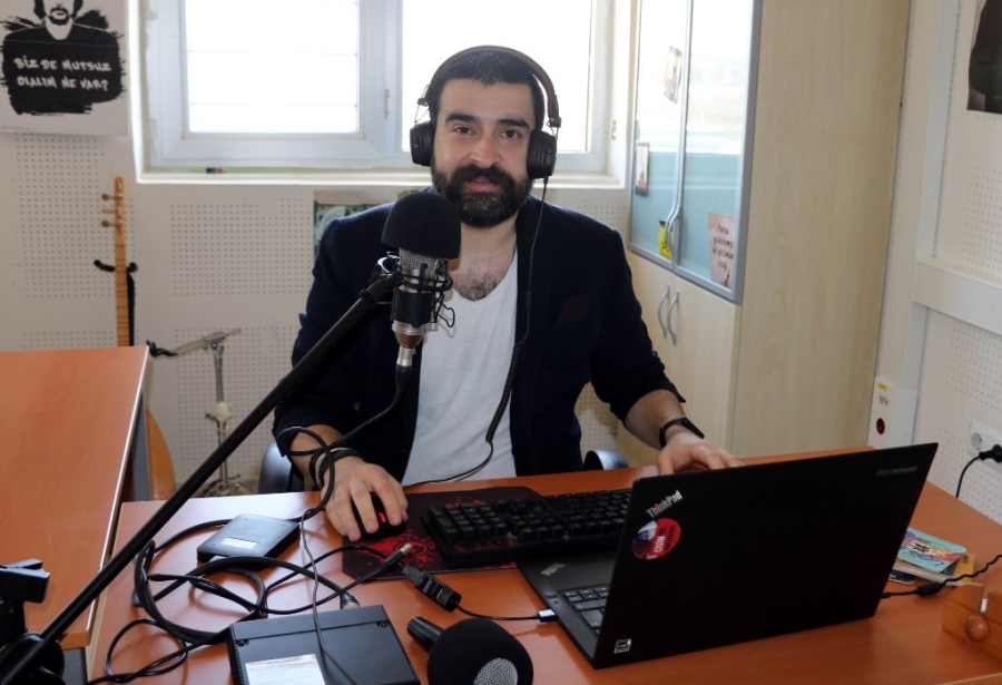 ÖĞRETMENLER KURDUKLARI RADYO İLE DERS VERİYOR