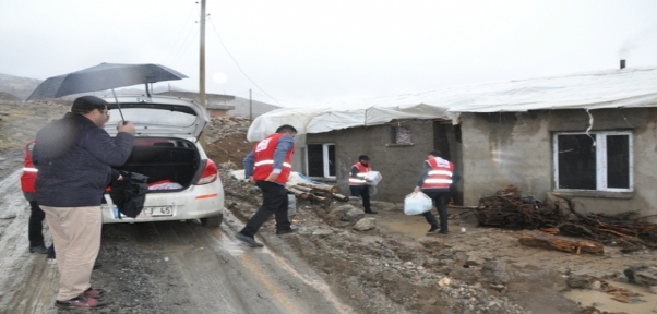 Kızılay`dan Yoksul Aileye Yardım