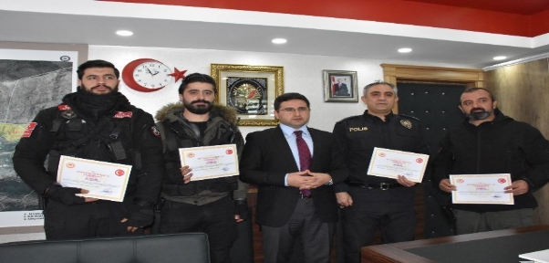 Yılbaşı Gecesinde Zırhlı Araçtan Kürtçe Ve Türkçe Şarkı Çalan Polislere Ödül