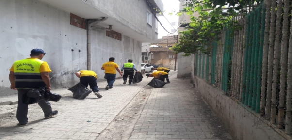 Cizre`de Belediye Ekiplerinden Hummalı Temizlik Çalışması