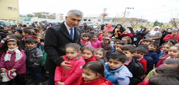 Kaymakam Faik Arıcan, Öğrencilere Karne Dağıttı