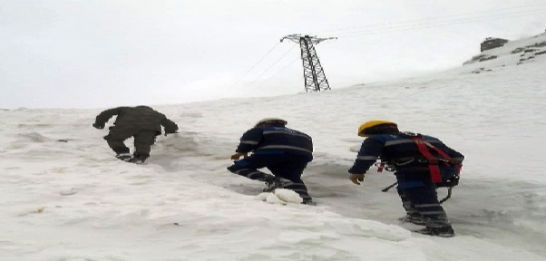 Elektrik Direkleri 7 Metreyi Bulan Karın Altında Kayboldu