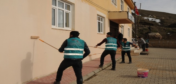 Şırnak`ta Denetimli Serbestlik Yükümlüleri Okul Boyuyor