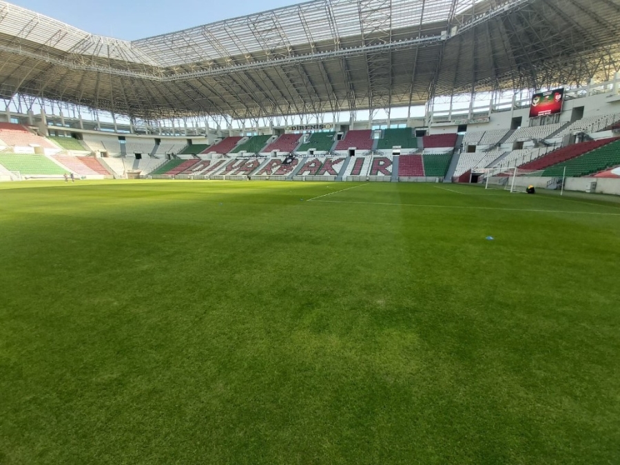 Diyarbakır’da haftada iki maç yapılan stadın zemini göz kamaştırıyor