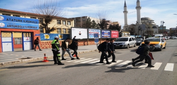 Cizre`de Yaya Öncelikli Trafik Uygulaması Başladı