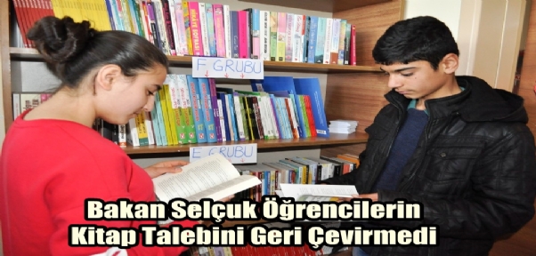 Bakan Selçuk Öğrencilerin Kitap Talebini Geri Çevirmedi