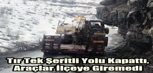 Tır Tek Şeritli Yolu Kapattı, Araçlar İlçeye Giremedi