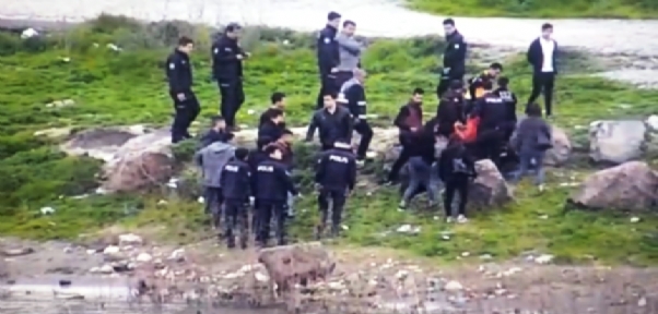 Kahraman Polis, İntihar Etmek İçin Nehre Atlayan Kadını Kurtardı