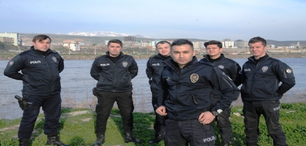 Cizre`de İntihar Eden Kadını Kurtaran Kahraman Polis, Olay Anını Anlattı