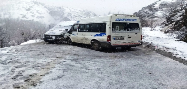 Şırnak`ta Öğretmen Servisi Kaza Yaptı 6 Yaralı