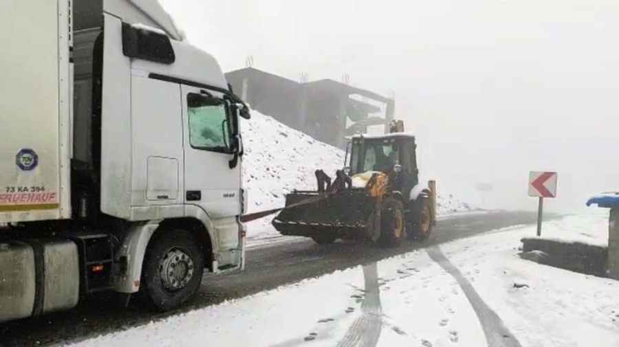 Buzlanan yolda yokuşu çıkamayan araçların yardımına belediye ekipleri yetişti