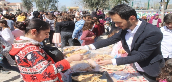 Silopi`de Öğrenciler Düzenledikleri Kermeste Şarkı Söyleyerek Eğlendi