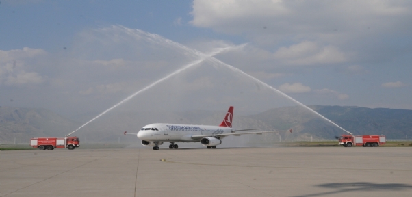 İSTANBUL HAVALİMANI`NDAN ŞIRNAK`A GELEN İLK UÇAK SU TAKISI İLE KARŞILANDI