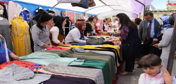 Silopi Hem`den Halaylı Yıl Sonu Sergisi