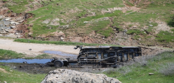 Silopi`de yola döşenen EYP öğrenci servisinin geçişi sırasında patladı: 2 ölü