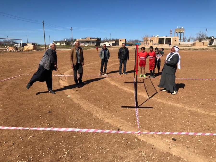 MARDİN’DE KÖYLÜLERDEN ŞALVARLI VE FİSTANLI BADMİNTON MAÇI