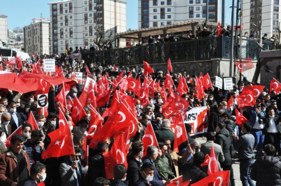 ŞIRNAK KIRMIZI BEYAZA BÜRÜNDÜ, VATANDAŞLAR TERÖRE KARŞI YÜRÜDÜ