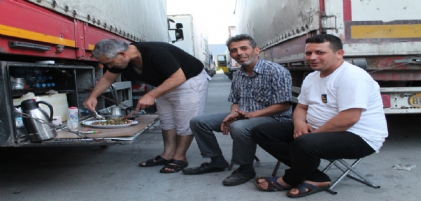 Sınırda bekleyen şoförlerin iftar telaşı