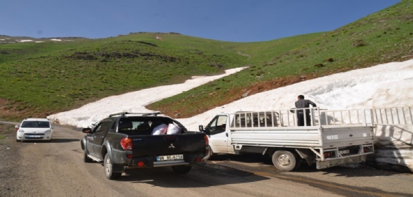 Dağlardan Topladıkları Karları İlçede Sattılar