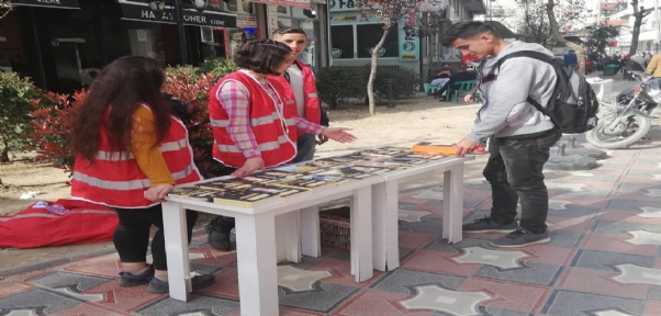 Cizre`de Kızılay Gönüllüsü Öğrencilerden Örnek Davranış