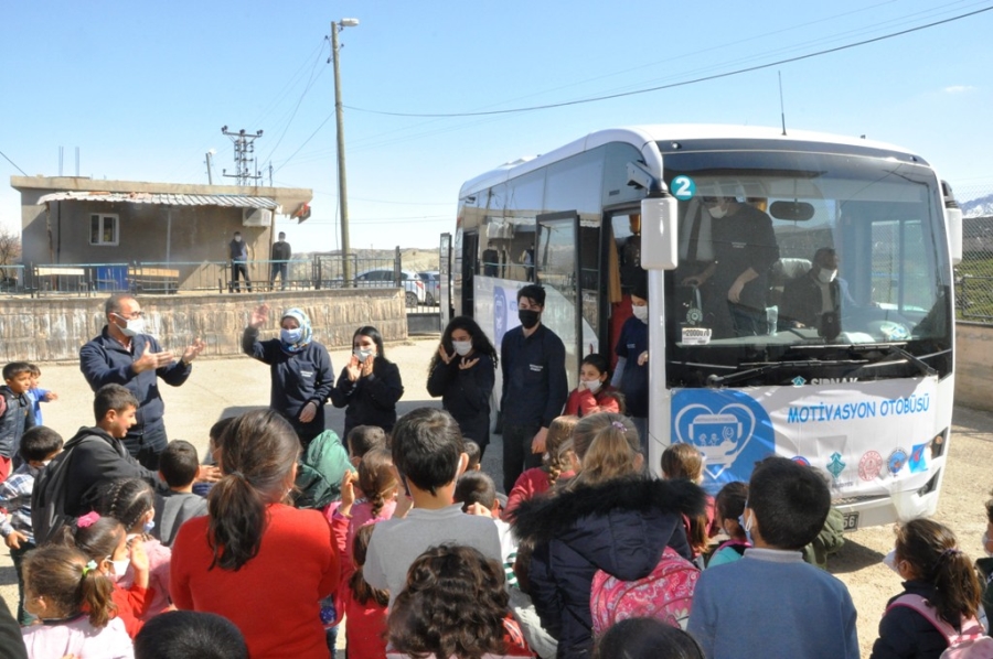 Şırnak’ta köy çocukları 'motivasyon otobüsü' ile stres attı