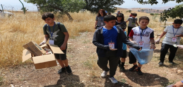 Ankaralı Öğrenciler, Silopi`de Şehit Kabirlerinde Temizlik Yapıp, Ailelerini Ziyaret Etti