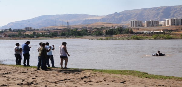 Cizre`de Dicle Nehrine Giren 20 Yaşındaki Genç suda kayboldu