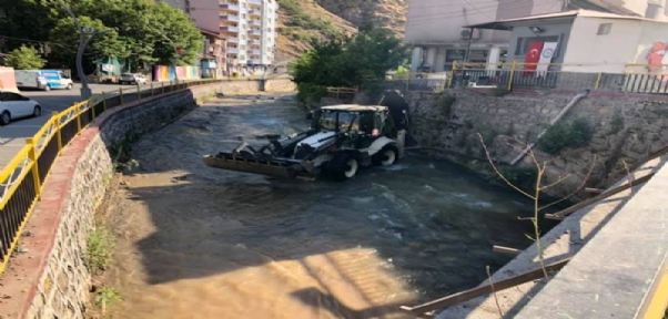 Uludere Belediyesinden Temizlik Çalışmalarına Devam Ediyor