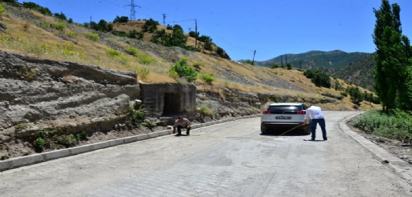 Uludere`de Köy Yol Yapım Çalışması Devam Ediyor