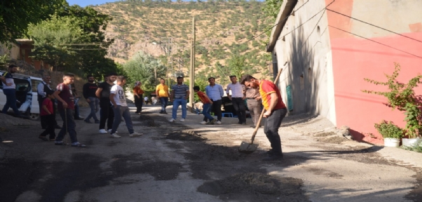 Mikserlerden yola dökülen harcı temizlemek için nöbet tutuyorlar