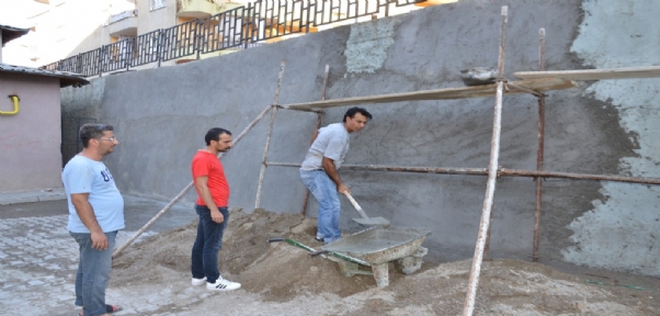 Meslektaşları Tatilde, Onlar Okulu Yeniliyor