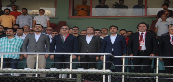 Taraftarlardan"Vali Pehlivan Cizre Spor Şampiyon" Tezahüratı